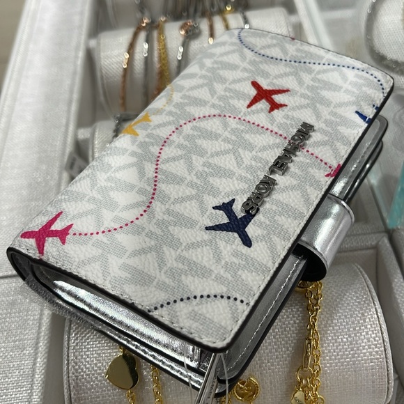 ХMichael Kors Medium Saffiano Leather Bifold Wallet 
Optic White Aeroplane
NWT - Picture 16 of 16